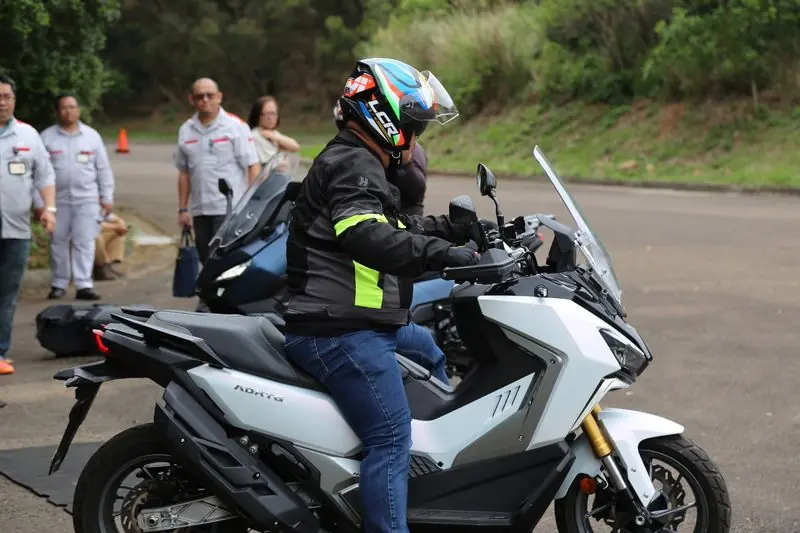 SYM scooter test sürüşü sırasında