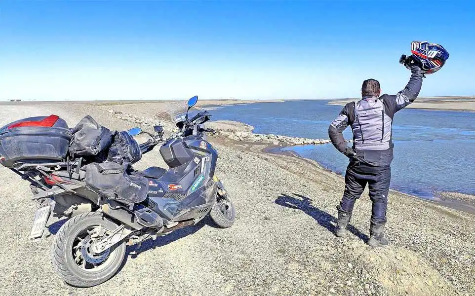 Uzun mesafe rotasında yüklü SYM scooter