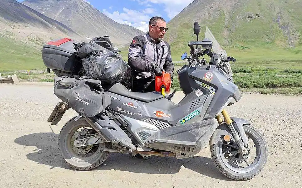 Bagajları yüklenmiş SYM adventure scooter