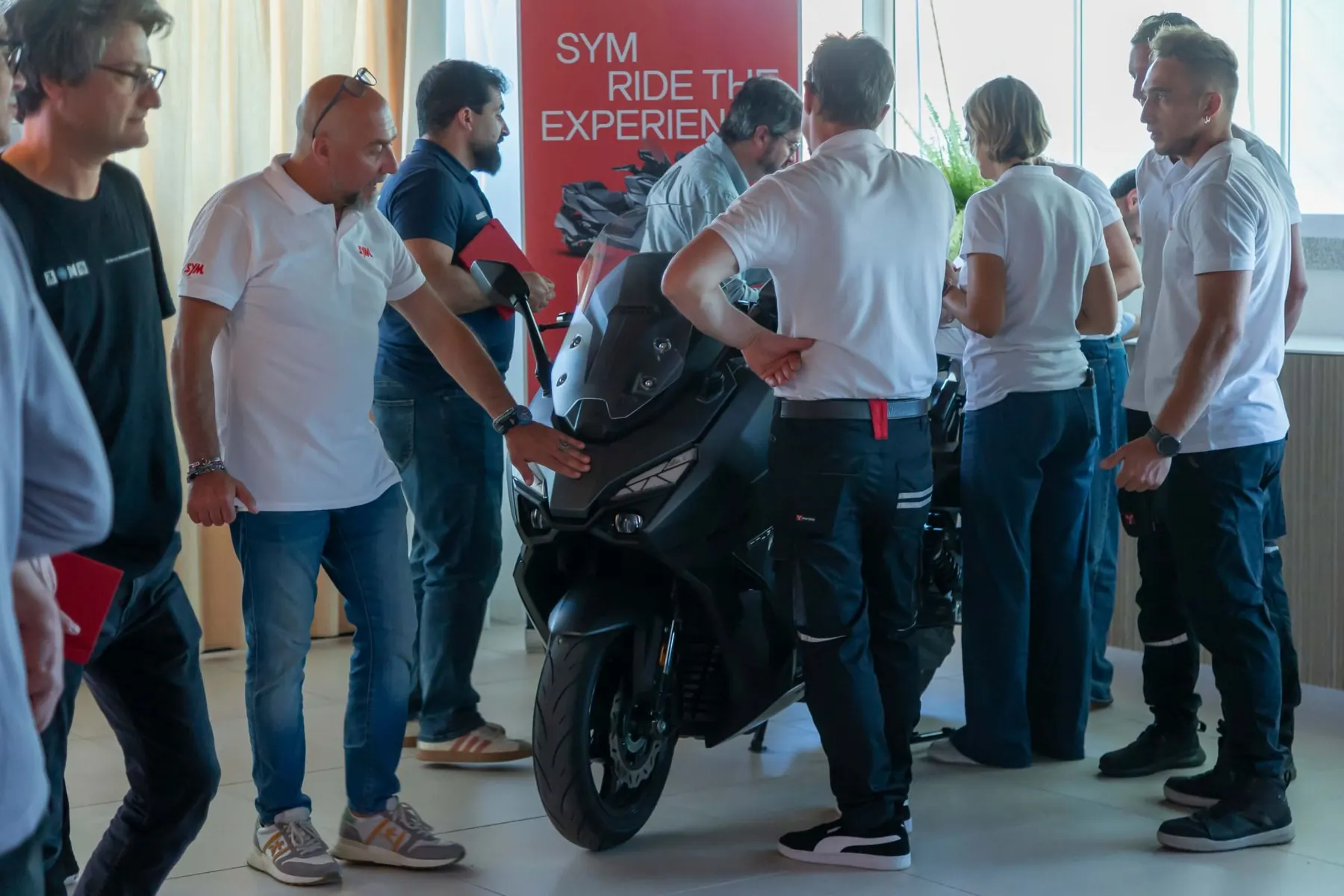 Şehir yolunda ilerleyen motosiklet sürücüsü